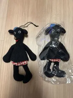 黒いぬいぐるみ チェック柄スカート