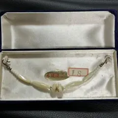 本珊瑚 帯留め アイボリー色 金具付き