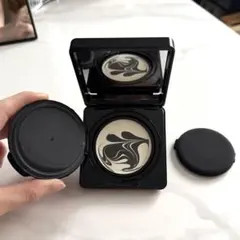 【未使用】GIVENCHY ソワンノワールUVコンパクトのサムネイル