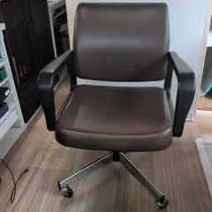 オカムラ製革製デスク千エア。