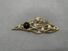 葉の形状の金色ブローチ