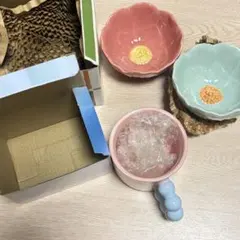 花びら型の陶器製皿とカップセット　3点セットのサムネイル