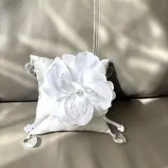 リングピロー 白　花飾り付き