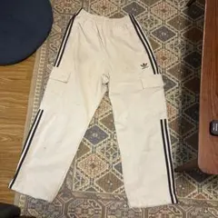 adidas トレフォイル カーゴパンツ ベージュ