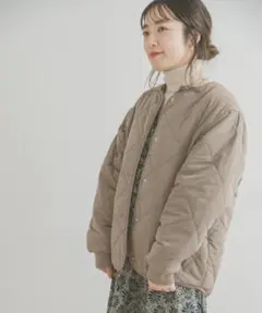 ノーカラーキルティングジャケット ベージュのサムネイル