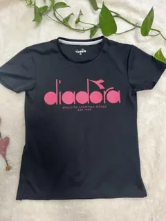 Diadora Tシャツ ブラック ピンク ロゴ Mサイズのサムネイル