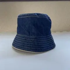 ON SIDE by person's 帽子