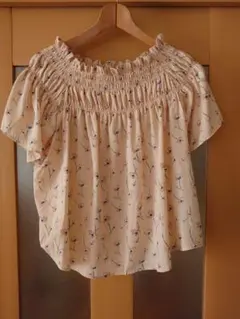 セシルマクビー　花柄オフショルダーシャツ 半袖