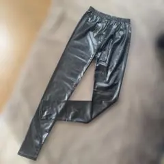 新品未使用☆足が細く見えるレザー柄 レギンス