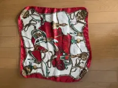 赤と白の装飾的スカーフ