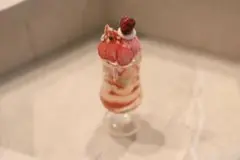 【在庫クリアランス】ミニチュア　いちごパフェ