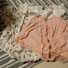 ストロベリー柄ロンパース・カバーオール