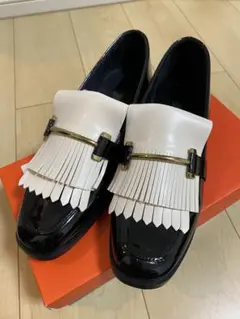 エナメルローファー