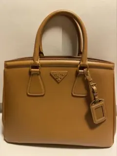 美品 PRADA プラダ サフィアーノ ハンドバッグ キャラメル 三角ロゴ