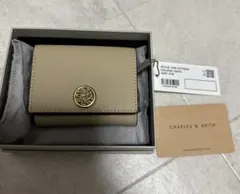 今日まで最終値下げ‼️新品未使用‼️CHARLES&KEITH財布　三つ折り財布