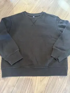 黒のクルーネックトレーナー