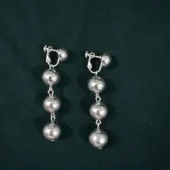 シルバー調 3球ロングイヤリング