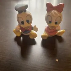 ドナルドダックとデイジーダックの置き物のサムネイル