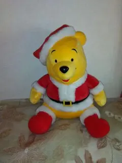 サンタクロース姿のくまのプーさんのぬいぐるみ