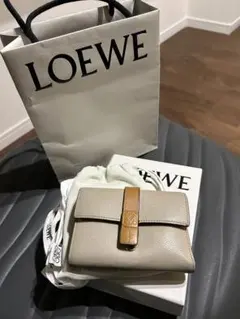305 美品 LOEWE ロエベ 2つ折り財布 305 美品 LOEWE ロエベ 2つ折り財布 - メルカリ