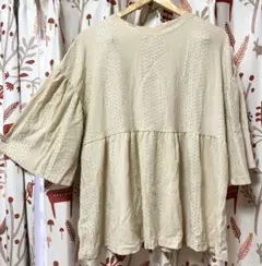 プルオーバー ペプラム　七分袖 カットソー　ベージュ　チュニック　フレアスリーブ