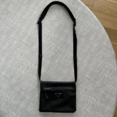 美品♡プラダ　ショルダーバッグ　二つ折り　ナッパレザー　オールブラックのサムネイル