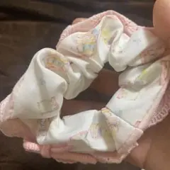 フリル付きピンクヘアゴム