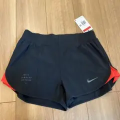 新品タグ付き　NIKE ランニングショートパンツ　　L 黒赤　レディース