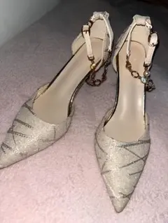チェーン付きベージュ パンプス