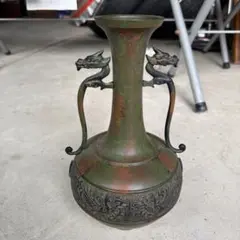 金属製ドラゴンと山の彫刻壺重い铜花器 - メルカリ