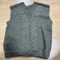 グレー ケーブル編み ニットベスト