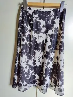 東京スタイルのフレアスカート 白地に黒の花柄 ひざ丈