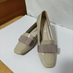 DIANA ベージュ リボン付きローヒール　エナメル革