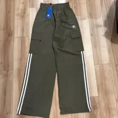新品未使用　adidas オリーブ カジュアルパンツ XS