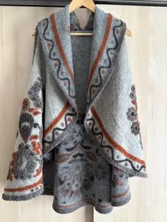 （新品　タグ付き✨）円形ポンチョ　もこもこ花柄刺繍