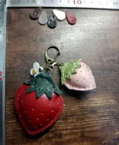 【84】大きいいちご＋白いお花＋小さいピンク苺本革キーホルダー