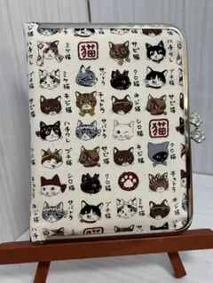 がま口　お薬手帳ケース　ネコ図鑑柄（アイボリー）