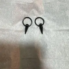 黒 スパイク型 ピアス(両耳用)