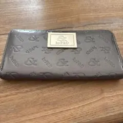 &by P&D エンボス加工 グレー長財布のサムネイル