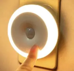 人感センサーライト コンセント式 室内 LEDセンサーライト