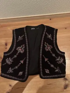 ZARA 刺繍 ベルベット ベスト 黒