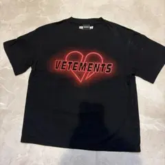 VETEMENTS ハートロゴ Tシャツ 黒のサムネイル