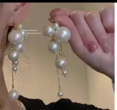 パールたくさんピアス 連結パールピアス 揺れる 豪華 大ぶりピアス バール耳飾り