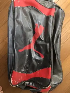 プーマ　エナメルバッグ