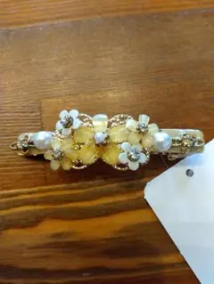 新品タグ付き花モチーフのエレガントヘア　バレッタ