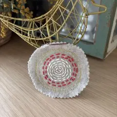 ユニークデザインの布製ブローチ