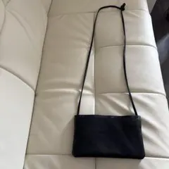 黒レザーサコッシュ中にたくさんのポケット付き　ampersand