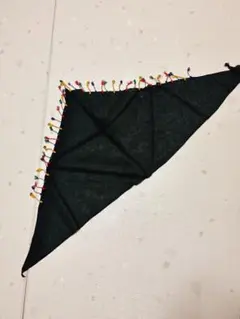 黒い三角スカーフ カラフルフリンジ付き