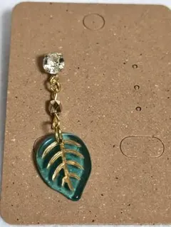 ⑱◆低アレルギー◆葉っぱ型クリスタルブルービーズピアス