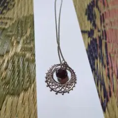 赤いクリスタル風 フープ型ネックレス　銀